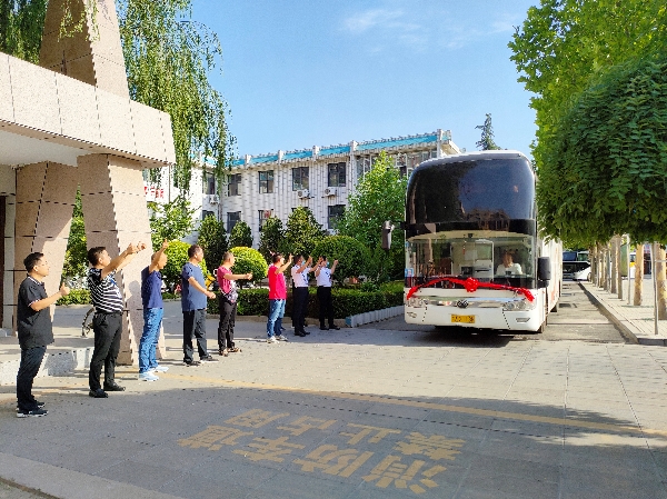 登封市实验高中领导列队送孩子们出发.jpg