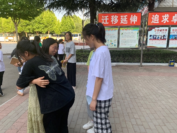 登封市实验高中老师和孩子们深情一抱.jpg