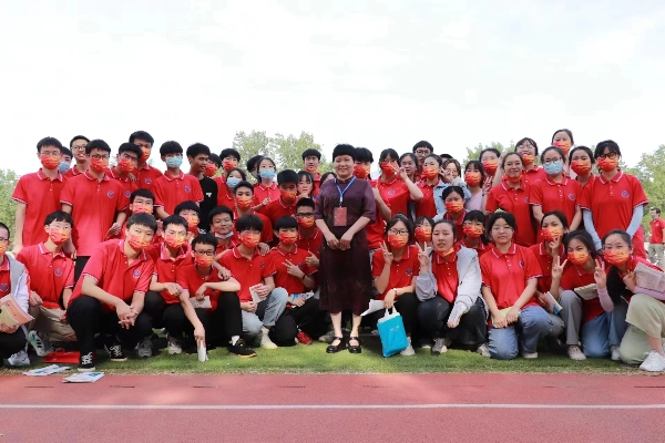 嵩阳高中校长刘秋珍穿旗袍为孩子们加油.jpg