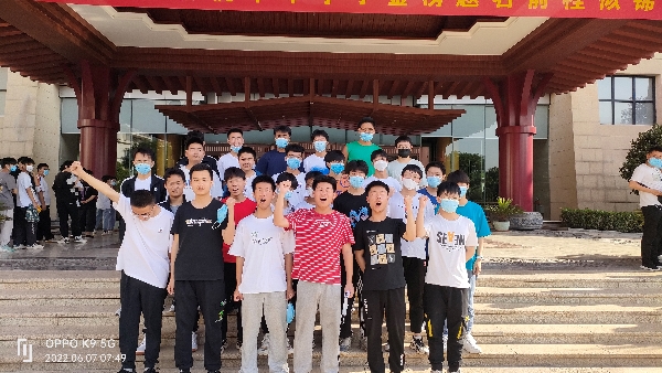 登封中专的老师和孩子们.jpg