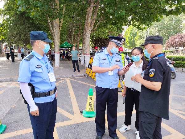 有问题找公安，登封公安紧急联系家长，为考生送身份证.jpg