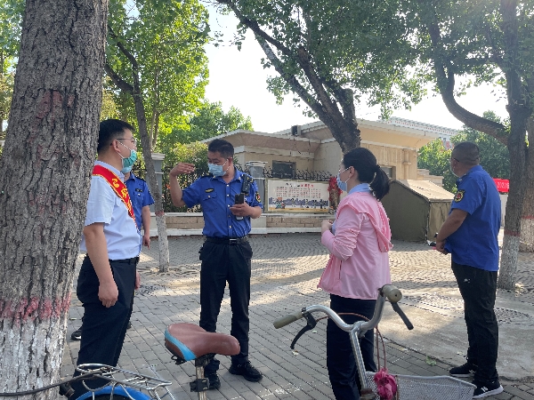 登封市市场监管部门工作人员到考点服务.jpg