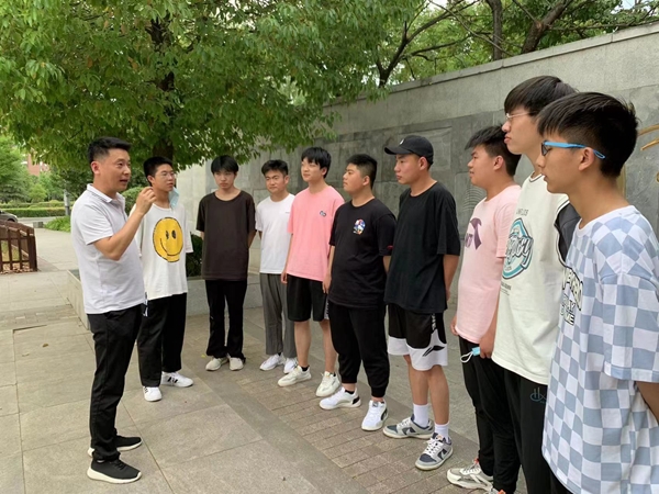 登封中专李少辉老师给学生普及暑期安全知识。.jpg