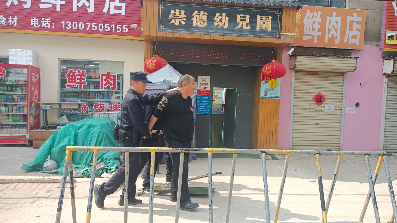 公安民警制服”歹徒“5.jpg