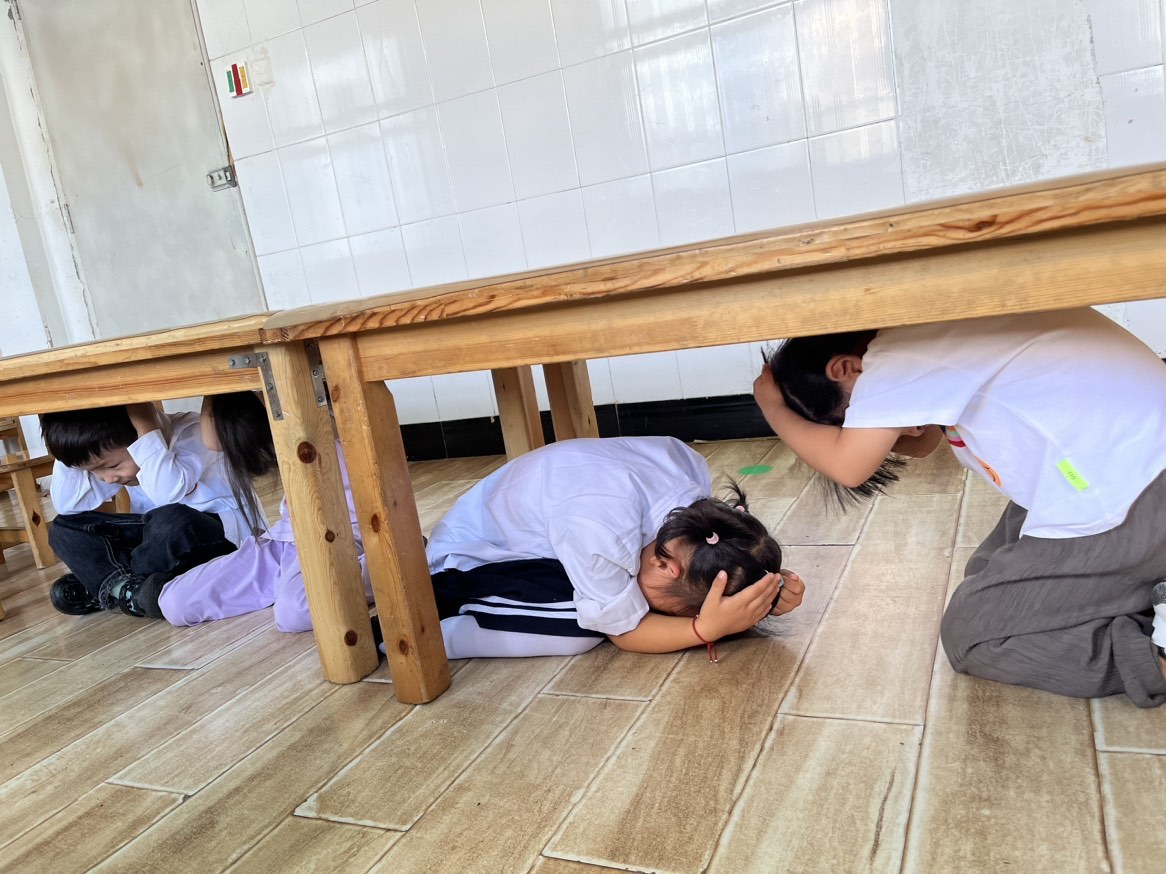 警报响起，幼儿安全躲避.jpg