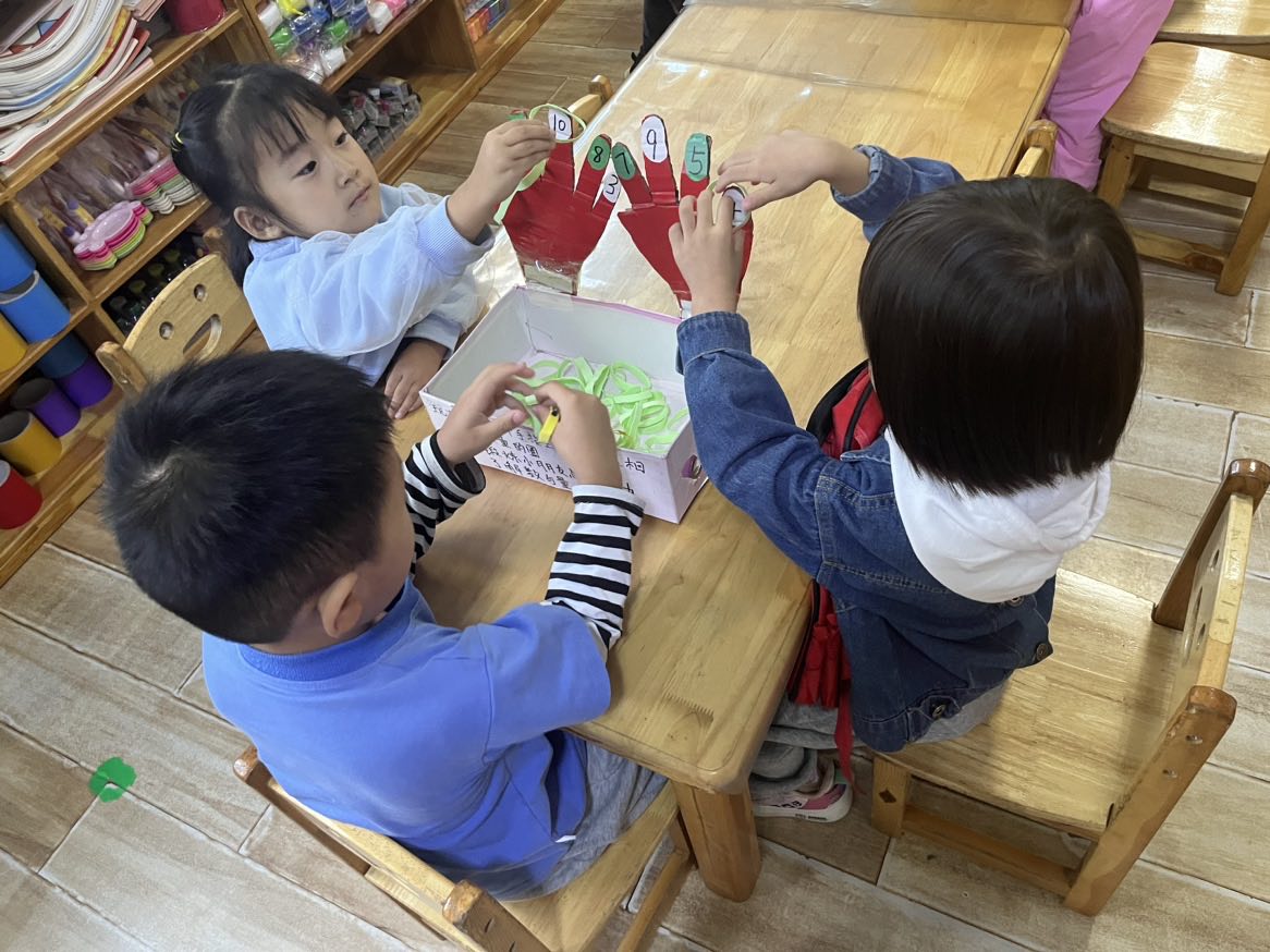 孩子们动手操作、探索.jpg