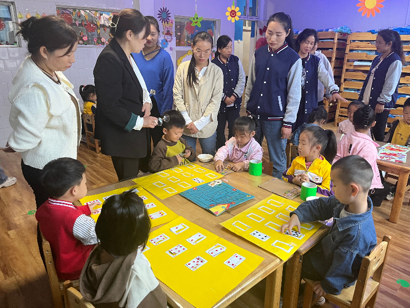王园长带领观摩参观各班区角.jpg