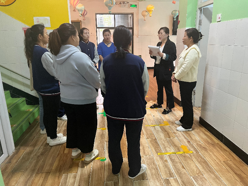 王园长进行总结.jpg