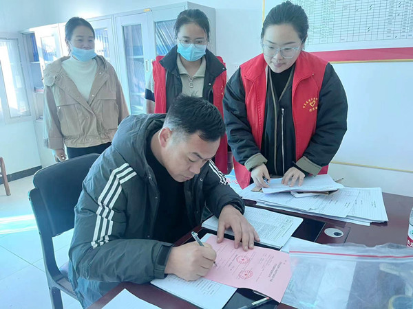 发放《资助温馨告知书》，家长在回执单上签字张贴资助政策明白卡、温馨