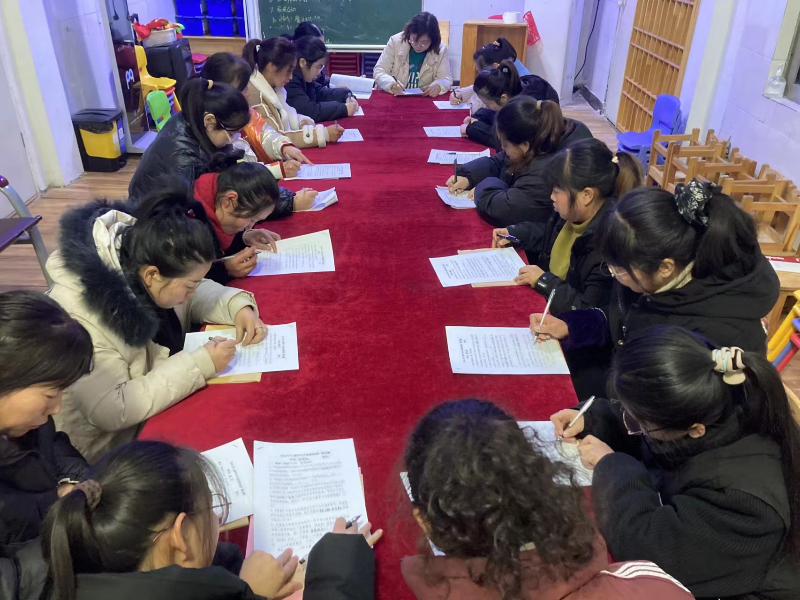 教师们认真答题.jpg