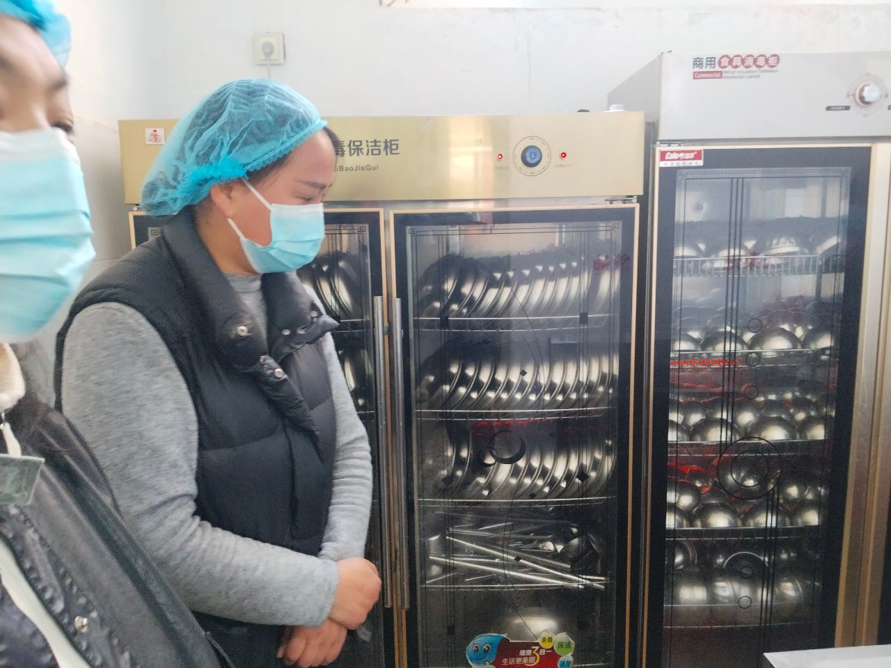 家长观看幼儿餐具消毒情况.jpg