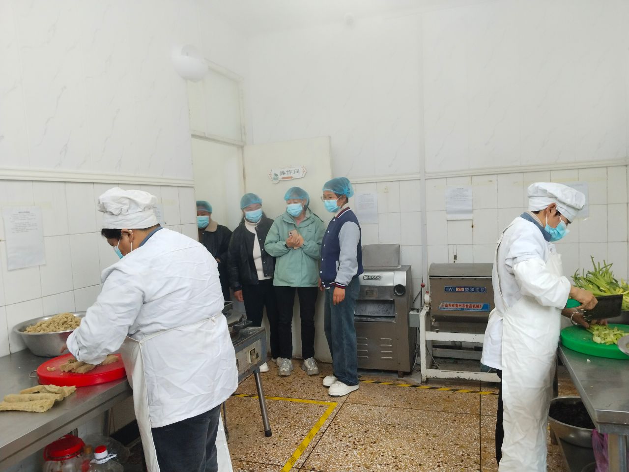 参观食物操作间流程.jpg
