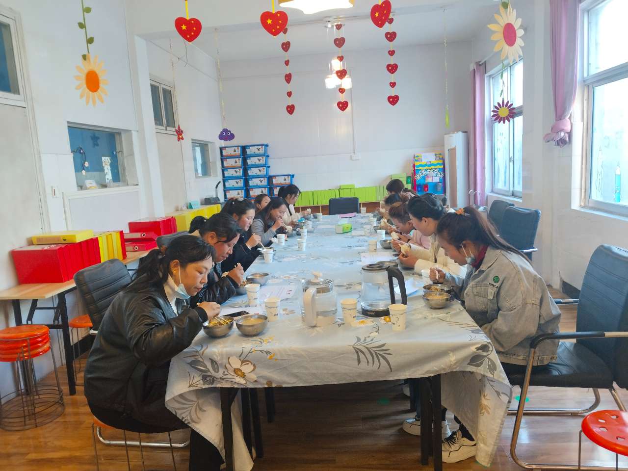 家长陪餐.jpg