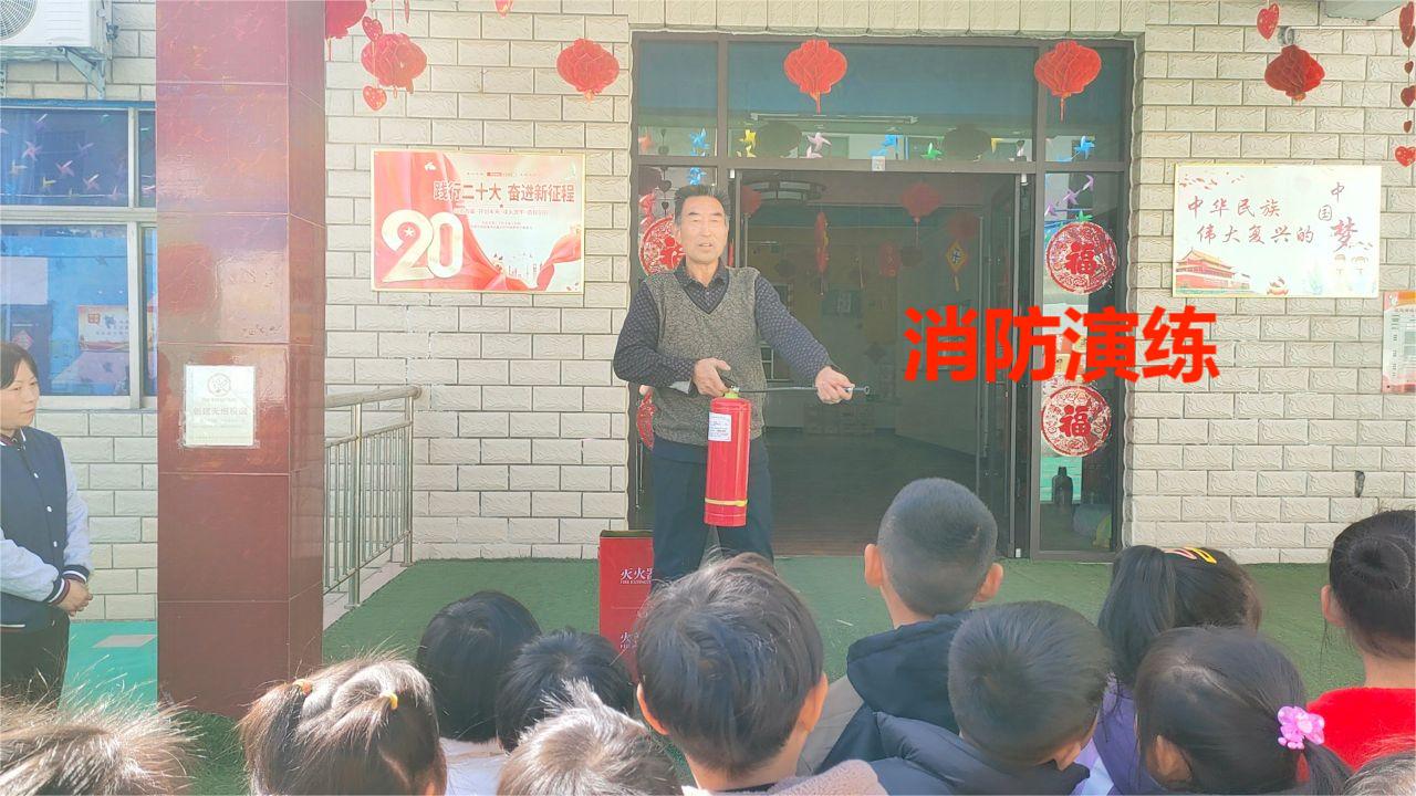 讲解灭火器使用方法.jpg