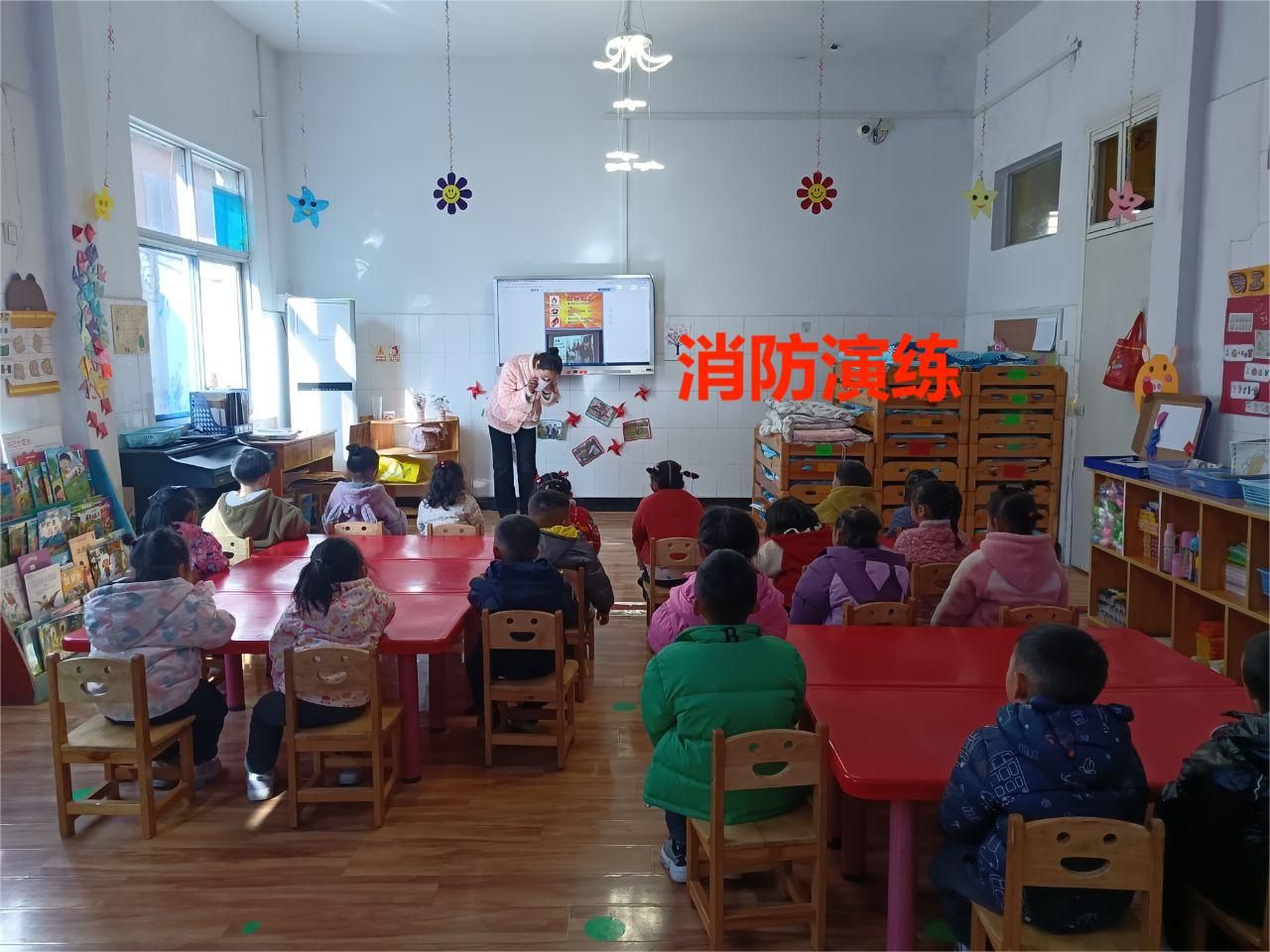 教师讲解火灾逃生知识.jpg