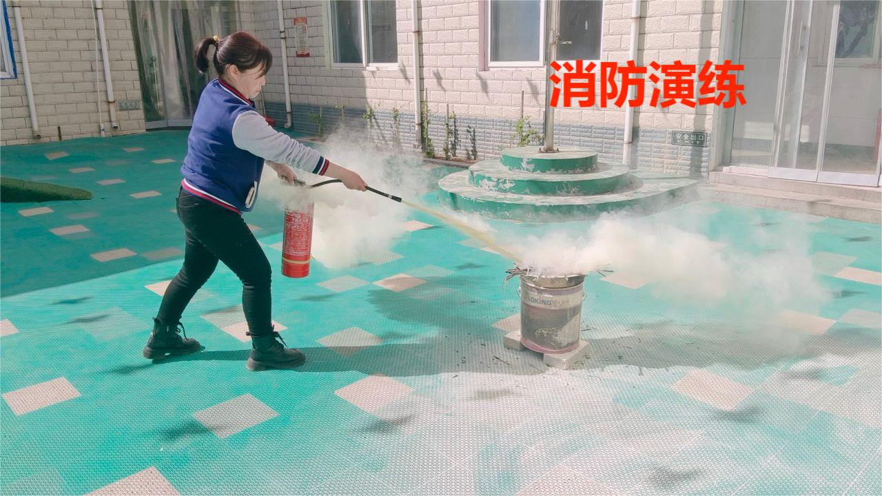 实践灭火器使用.jpg