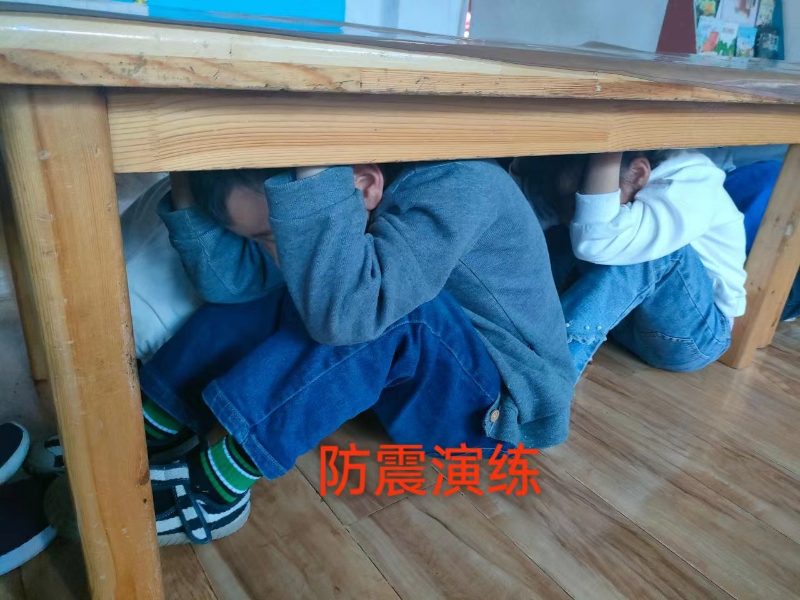 警报响起，就地躲避.jpg