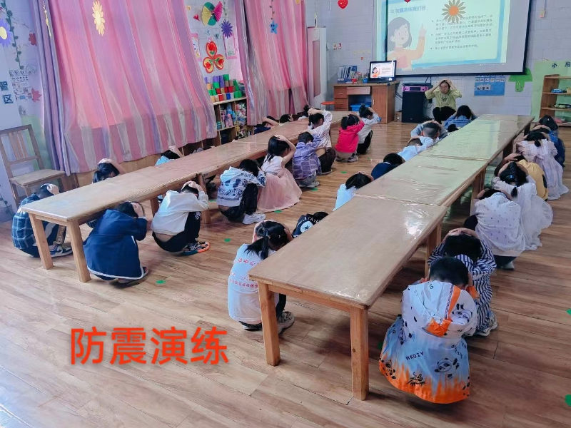 教师讲解防震知识.jpg