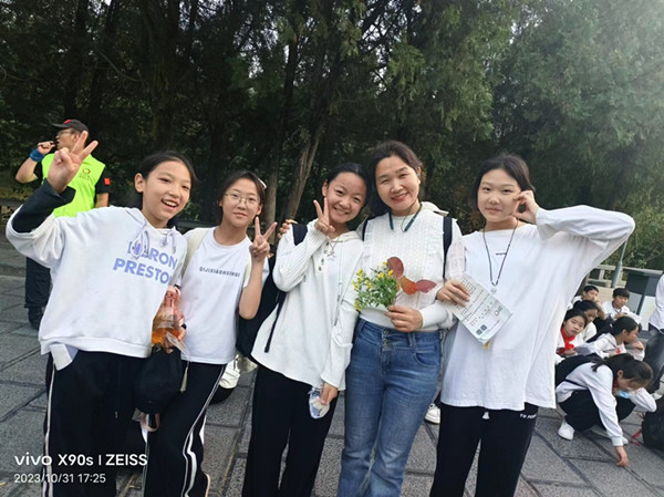 申淑霞老师和同学们一起研学旅行.jpg
