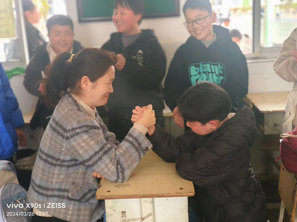 申淑霞老师课下和同学们掰手腕.jpg