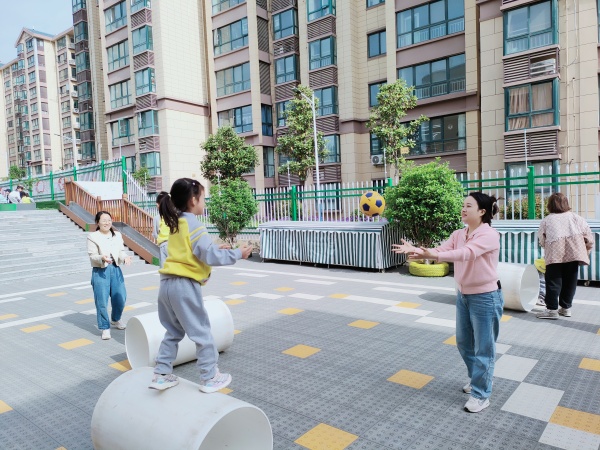 安吉游戏勇敢挑战.jpg