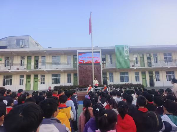 李洪霏老师讲话.jpg