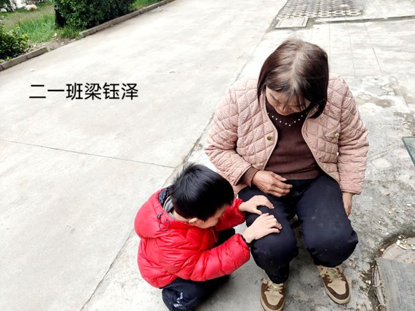 二一班学生梁钰泽为奶奶捶腿.jpg