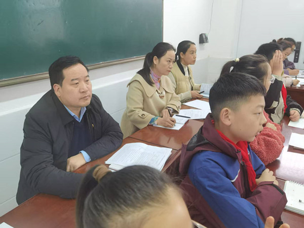 吴校长参加听课活动.jpg