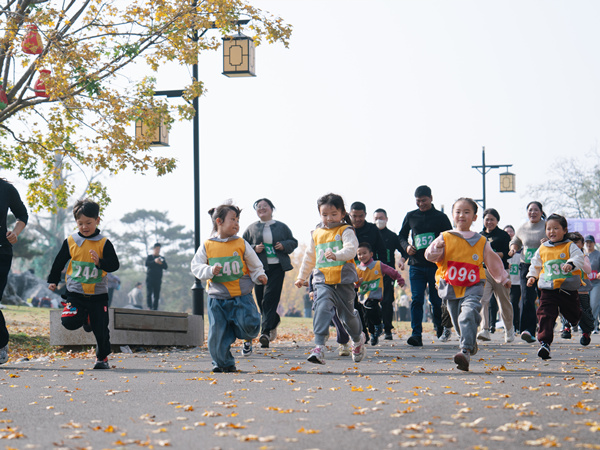 自信 勇敢 快乐奔跑的孩子们.jpg