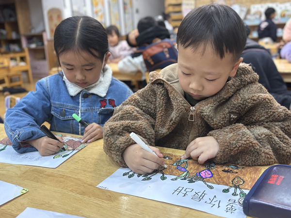 孩子们用画笔记录收获的惊喜、与人与物积极互动的感受.jpg