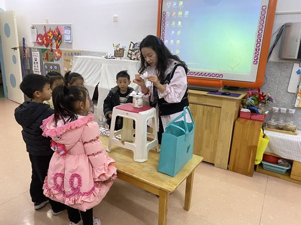 中三班家长助教 科学活动《会开花的纸巾花》.jpg