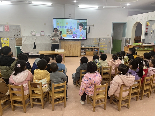 小三班家长助教 科学小实验《神奇的紫甘蓝》.jpg